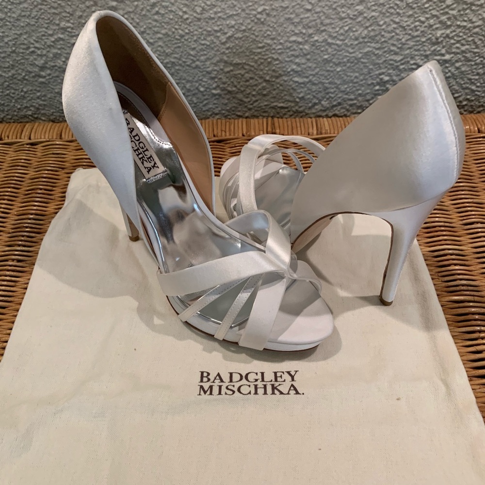 Badgley Mischka white satin Pump. Size 8.5